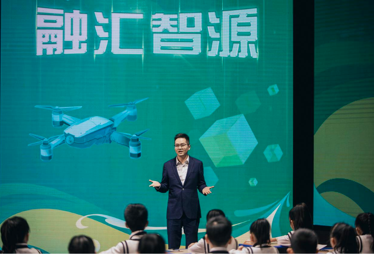 四川省“开学第一课”聚焦人工智能，我院院长曹晟主讲“融汇智源